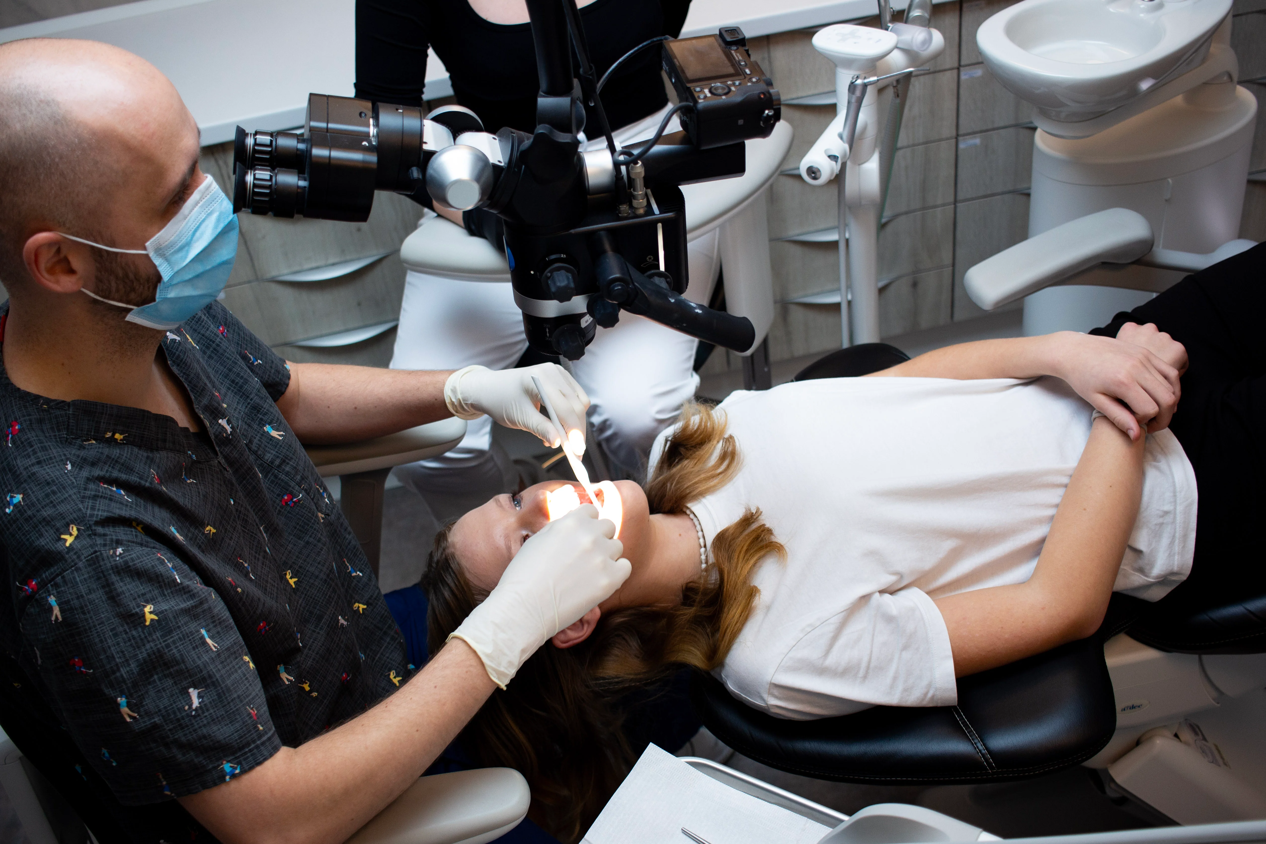 Ošetřování pacientů s možnou pauzou na kávu, než zabere lokální anestezie. Mezi výkony small talk se sestřičkou